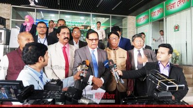 নির্বাচন কমিশনে ব্রিফিং করছেন চিফ হুইপ আ স ম ফিরোজ
