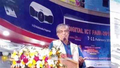 মেলায় বক্তব্য রাখছেন মোস্তাফা জব্বার (ছবি: সংগৃহীত)