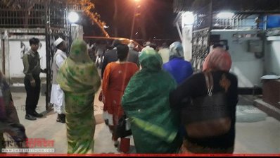 খালেদা জিয়ার গাড়ির পিছু পিছু কয়েকজন নারীনেত্রী
