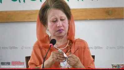 বুধবারের সংবাদ সম্মেলনের এক মুহূর্তে খালেদা জিয়া