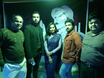 নাটকের কলাকুশলীরা। বাম থেকে নিথর মাহবুব, অপূর্ব, মম, সাজু খাদেম, আনন্দ
