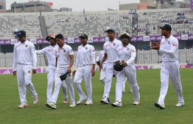 রাজ্জাক ও তাইজুলের নৈপুণ্যে দারুণ দিন কাটলো বাংলাদেশের (ছবি: বিসিবি)