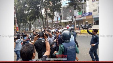 চট্টগ্রামে বিএনপি কার্যালয়ের সামনে সংঘর্ষ