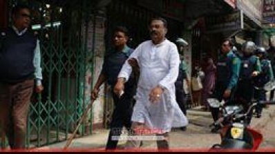 খুলনা মহানগর বিএনপির সহসভাপতি মোর্তুজাকে গ্রেফতার করছে পুলিশ