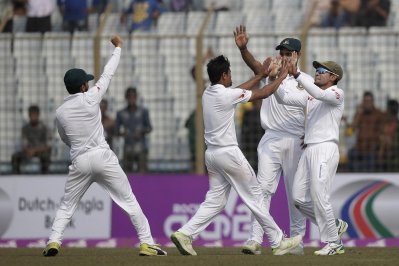 ধনঞ্জয়াকে আউট করে স্বস্তি ফেরালেন তাইজুল