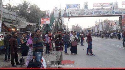 বাসের অপেক্ষায় যাত্রীরা (ছবি- প্রতিনিধি)