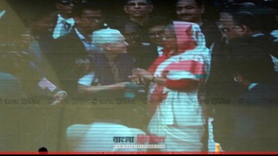 লুসি হল্টের হাতে ভিসা ফি মুক্ত পাসপোর্ট তুলে দিলেন প্রধানমন্ত্রী