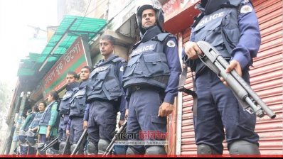 খুলনায় বিএনপি অফিসের সামনে পুলিশের অবস্থান