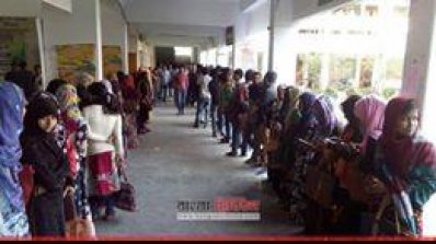 আন্দোলন করছে ফোকলোর বিভাগের শিক্ষার্থীরা 