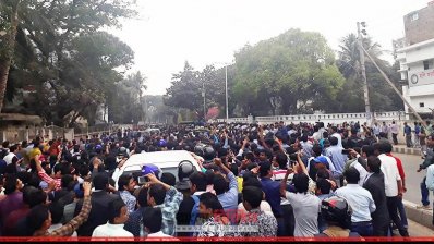 খালেদা জিয়ার গাড়িবহর সাত রাস্তা পার হওয়ার পরই নেতাকর্মীরা বহরে যোগ দেন