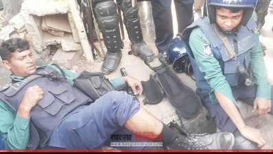 ঘটনাস্থলে আহত হন পুলিশের দুই সদস্য