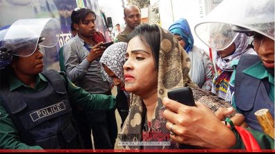 চানখাঁরপুলে আটক করা হয় মহিলা দলের নেতা পপিকে