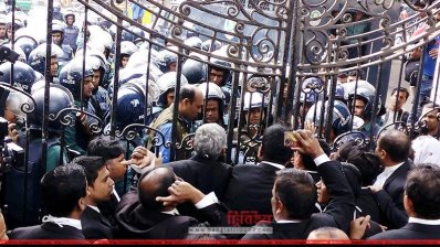হাইকোর্টের গেটে বিএনপিপন্থী আইজীবীদের বাধা দেয় পুলিশ