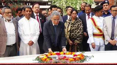বঙ্গবন্ধুর সমাধিতে ফুল দিচ্ছেন নতুন প্রধান বিচারপতি (ছবি- প্রতিনিধি)