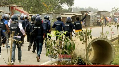 রূপগঞ্জে আওয়ামী লীগের দুই গ্রুপের সংঘর্ষ নিয়ন্ত্রণের চেষ্টা করছে পুলিশ