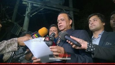 সাংবাদিকদের সঙ্গে কথা বলছেন ব্যারিস্টার মাহবুব উদ্দিন খোকন