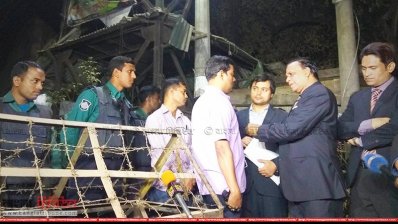 পুলিশের ব্যারিকেডে অবস্থান নিয়েছেন খালেদা জিয়ার আইনজীবীরা
