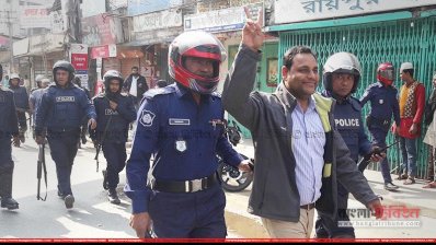 দলীয় কার্যালয়ের সামনে থেকে বিএনপি নেতাকর্মীদের আটক করা হয় 