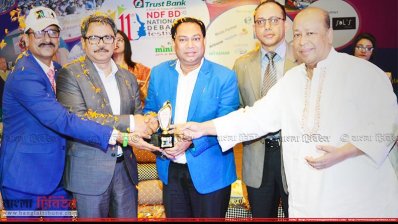 আজীবন সম্মাননা পদক তুলে দেওয়া হচ্ছে হাসান আহমেদ চৌধুরী কিরণকে
