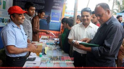বইমেলায় ক্রেতাদের ভিড়
