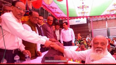 মুক্তিযোদ্ধাদের মধ্যে শীতবস্ত্র বিতরণ