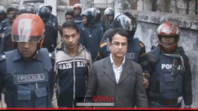 আটকের পর দুই নেতাকে নিয়ে যাচ্ছে পুলিশ