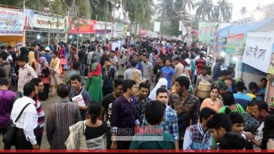 ক্রেতাদের ভিড়ে জমে উঠেছে বইমেলা