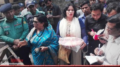 ফল নিয়ে আসা বিএনপি নেত্রীরা