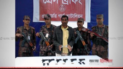 শিবগঞ্জে সীমান্তে অভিযান চালিয়ে ৬টি পিস্তুলসহ অস্ত্র ব্যবসায়ী আটক