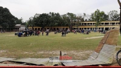 নকল করতে না দেওয়ায় পরীক্ষার্থীদের কেন্দ্র ভাঙচুর