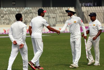 ম্যাচ শেষে হাত মেলাচ্ছেন দুই অধিনায়ক