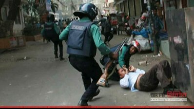 পুলিশের বাধায় বিএনপির প্রতিবাদ মিছিল পণ্ড