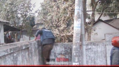 রংপুরে বিএনপি নেতাদের ধরতে দেয়াল টপকে বাড়িতে ঢুকছে পুলিশ