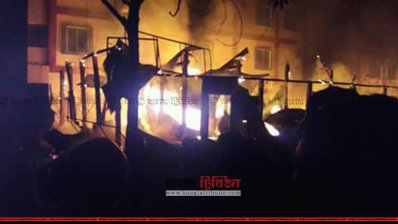 তাহিরপুর বাজারে আগুনে পুড়ে গেছে ১৩টি দোকান
