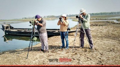 বাইক্কা বিলে পাখিপ্রেমীর ভিড় 