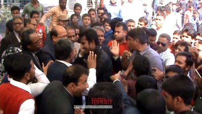 অধ্যক্ষকে ঘিরে বিক্ষোভ