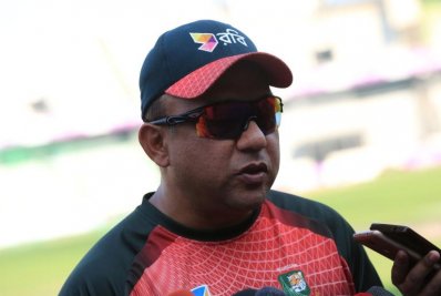 সাংবাদিকদের সঙ্গে কথা বলছেন জাতীয় দলের টেকনিক্যাল ডিরেক্টর খালেদ মাহমুদ সুজন। ছবি-বিসিবি