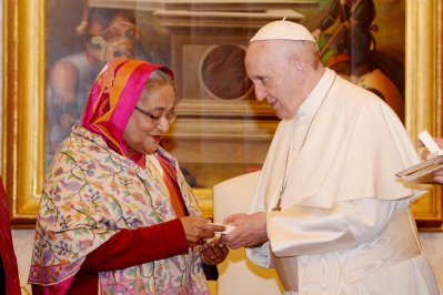 প্রধানমন্ত্রীকে স্যুভেনির তুলে দিচ্ছেন পোপ