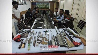 মুন্সীগঞ্জে অস্ত্র তৈরির কারখানা থেকে বিপুল পরিমাণ অস্ত্র উদ্ধার
