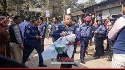 ব্যানার নিয়ে চলে যাচ্ছেন ওসি আব্দুল লতিফ 