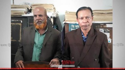 নিরীক্ষক সহিদুজ্জামান ও পিয়ন দুলাল মিয়া (ছবি- প্রতিনিধি)