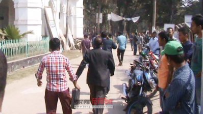 পিয়নের হাতে ব্যাগ দিয়ে হেঁটে যাচ্ছেন অধ্যক্ষ