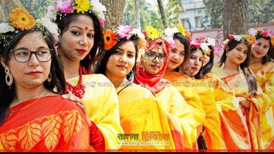 বগুড়ায় বিশ্ব ভালোবাসা দিবসে সেজেছে তরুণীরা