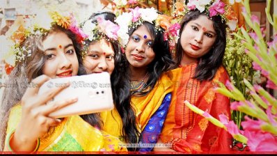 বিশ্ব ভালোবাসা দিবসে বগুড়ায় তরুণীদের সেলফি