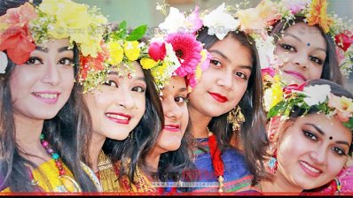 বগুড়ায় বিশ্ব ভালোবাসা দিবসে সেজেছে তরুণীরা