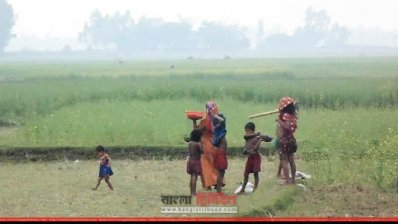 খোলা আকাশের নিচে ক্ষতিগ্রস্ত এক পরিবার (ছবি- প্রতিনিধি)