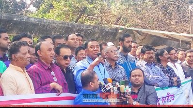মানববন্ধনে বক্তব্য রাখছেন মেজর অব. হাফিজ উদ্দিন আহমেদ
