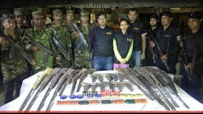 লামায় অভিযান চালিয়ে উদ্ধার করা অস্ত্র