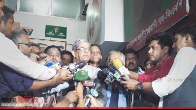 সাংবাদিকদের সঙ্গে কথা বলছেন মির্জা ফখরুল