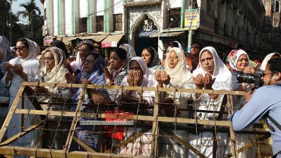 কারা ফটকের সামনে বাংলাদেশ জাতীয়তাবাদী মহিলা দলের নেতাদের মোনাজাত (ছবি: শাহেদ শফিক)